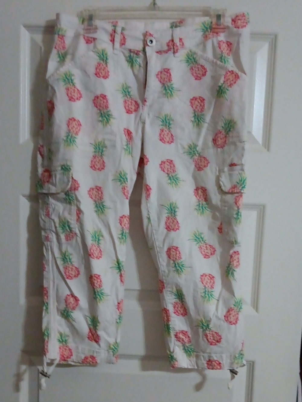 Woman Pineapple Print Cargo Capri Pants - White/Coral